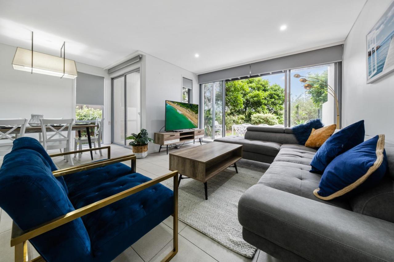 Pullman Magenta Shores Resort Entrance Luaran gambar A staged living room