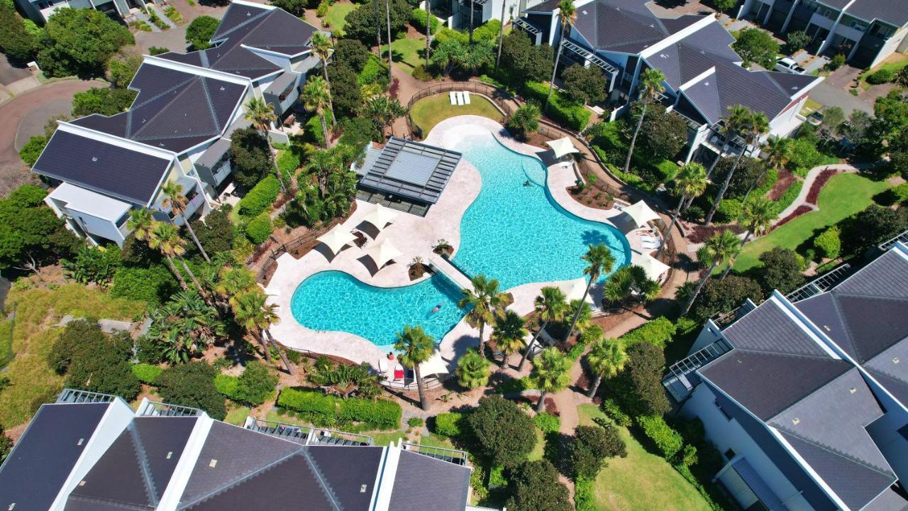 Pullman Magenta Shores Resort Entrance Luaran gambar Aerial view of the pool at the clubhouse