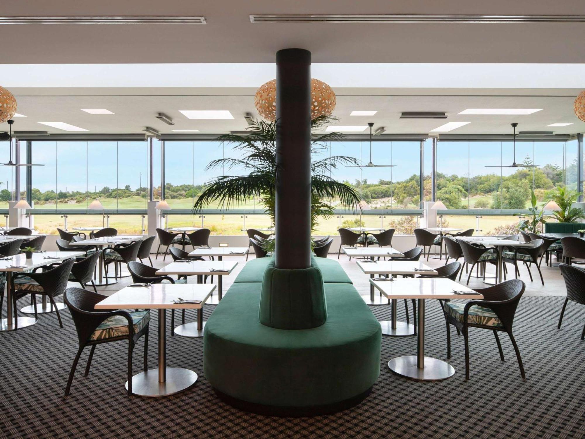 Pullman Magenta Shores Resort Entrance Luaran gambar The restaurant at the clubhouse
