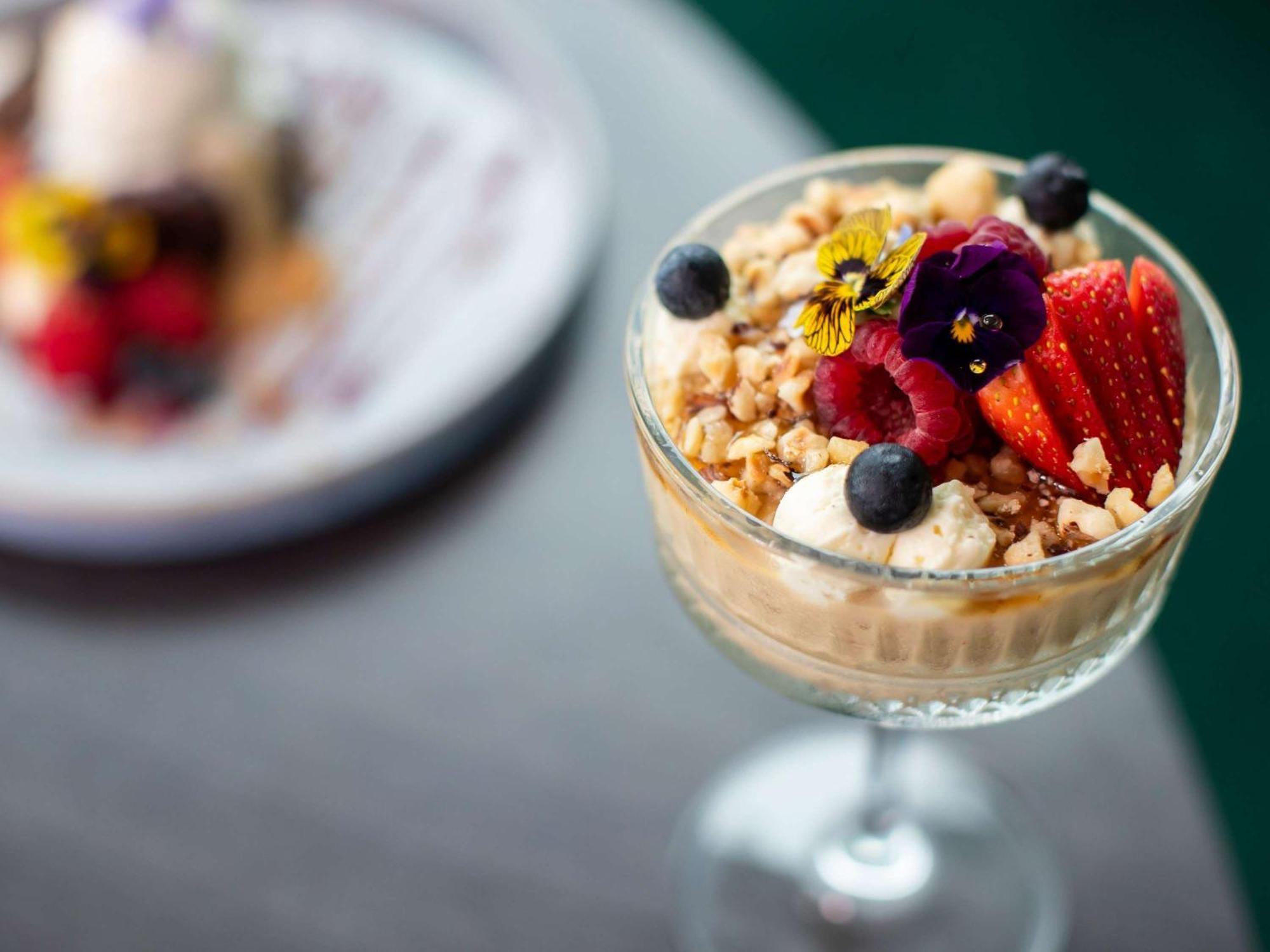 Pullman Magenta Shores Resort Entrance Luaran gambar A parfait with granola and fruit