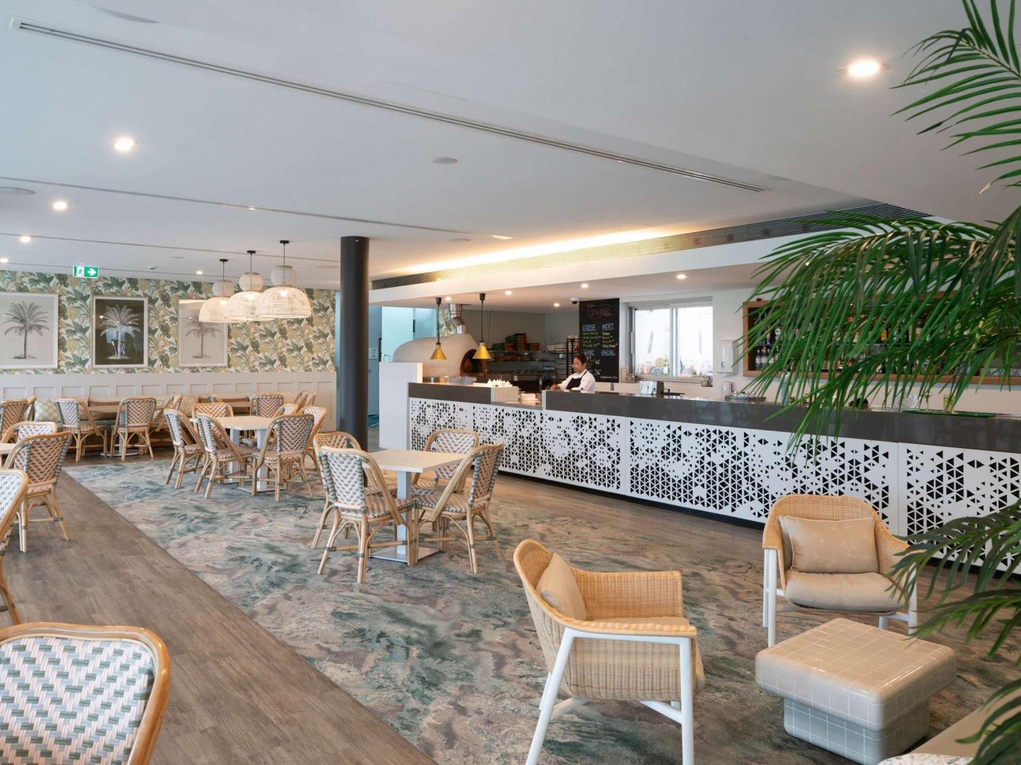 Pullman Magenta Shores Resort Entrance Luaran gambar The lounge at the airport