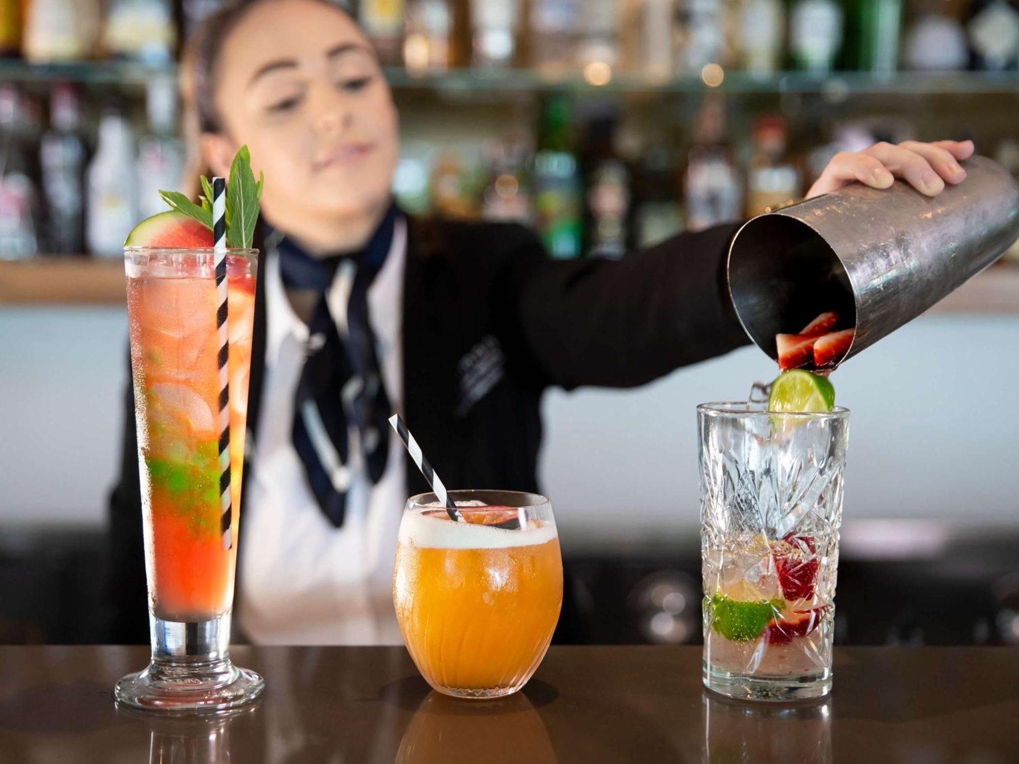 Pullman Magenta Shores Resort Entrance Luaran gambar A bartender mixing drinks