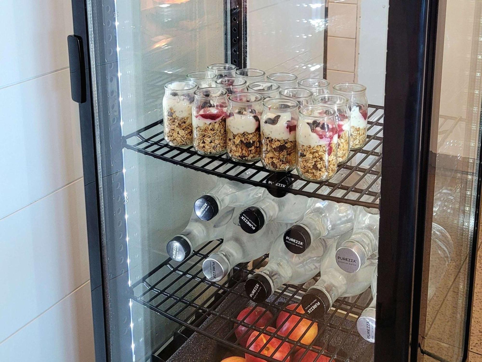 Pullman Magenta Shores Resort Entrance Luaran gambar A glass door refrigerator