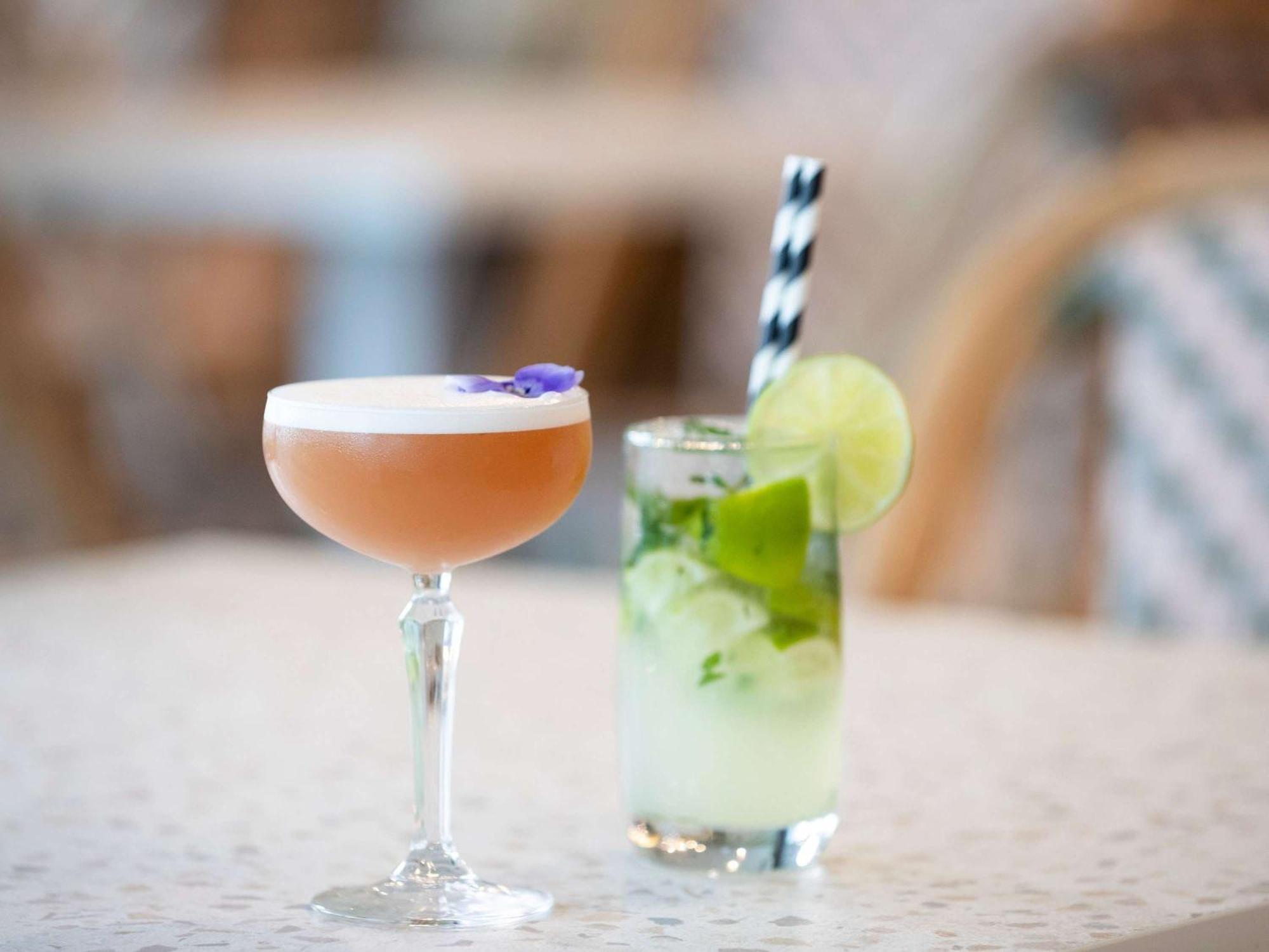 Pullman Magenta Shores Resort Entrance Luaran gambar A Clover Club (left) and a Mint Julep (right)