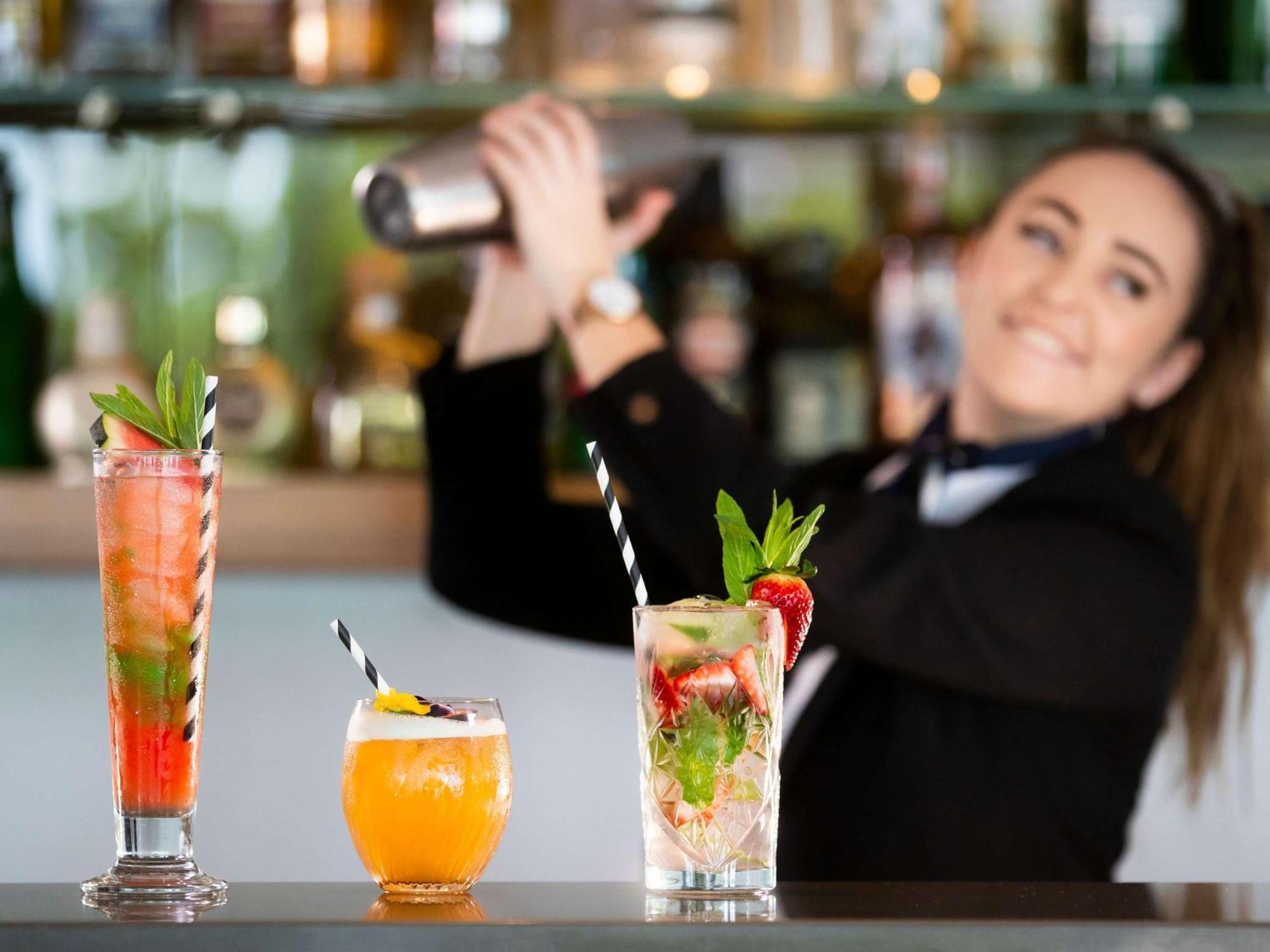 Pullman Magenta Shores Resort Entrance Luaran gambar A bartender shaking a cocktail